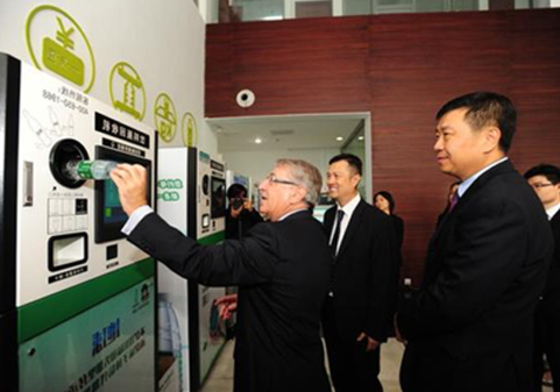 Secretary Cai Qi and Mayor Chen Jining watched the recycling machine.